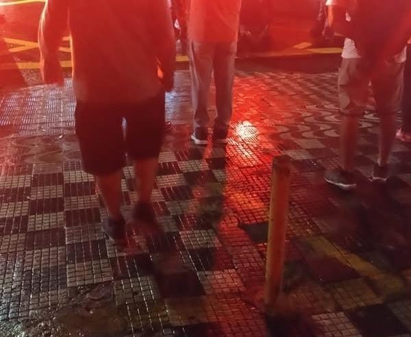 HOMEM É ATROPELADO POR CAMINHÃO E MORRE NA FRENTE DA UPA TABOÃO