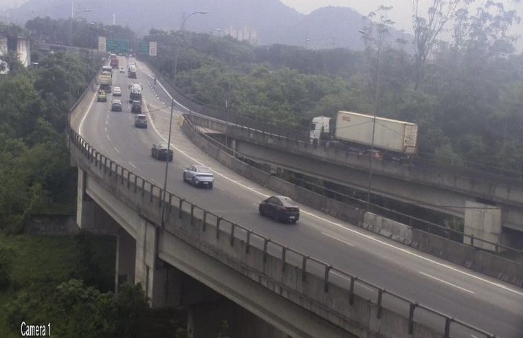 ACIDENTE ENTRE DUAS CARRETAS CAUSA LENTIDÃO NA IMIGRANTES