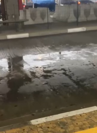 PASSAGEIRO REGISTRA CHUVA DENTRO DO TERMINAL FERRAZÓPOLIS
