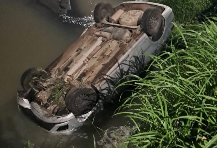CARRO CAI EM RIO NO BATISTINI