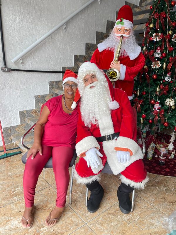 DONA ONOFRA ILUMINA O BOTUJURU E LEVA NATAL SOLIDÁRIO A 180 CRIANÇAS