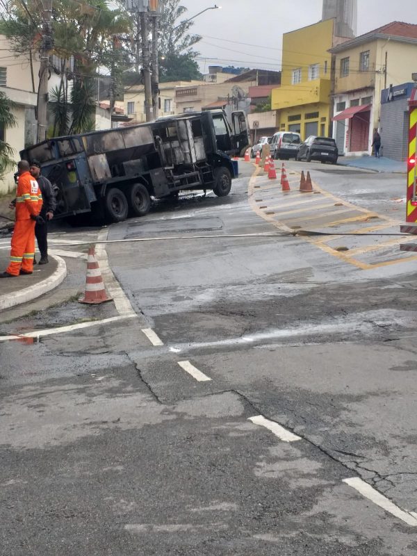 INCÊNDIO EM CAMINHÃO ASSUSTA MORADORES NA VILA LIVIEIRO