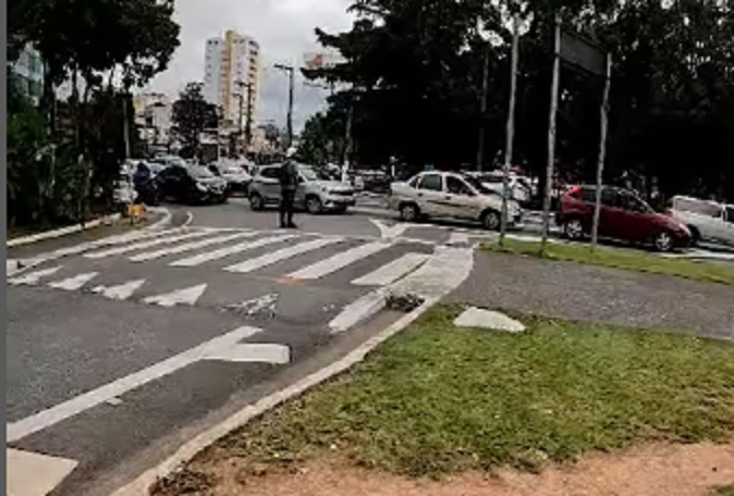 VÍDEO: MOTOCICLISTA É AMEAÇADO COM FACÃO EM DISCUSSÃO NO TRÂNSITO NA AVENIDA ROTARY