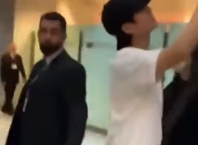 FÃS LOTAM AEROPORTO PARA RECEBER ASTRO DE DORAMAS JUNG HAE IN