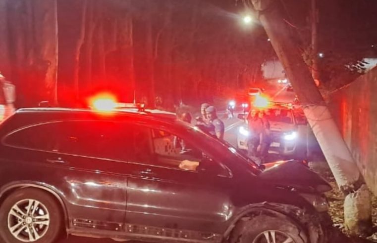 CARRO ATINGE POSTE E INTERDITA FAIXA NA ESTRADA GALVÃO BUENO