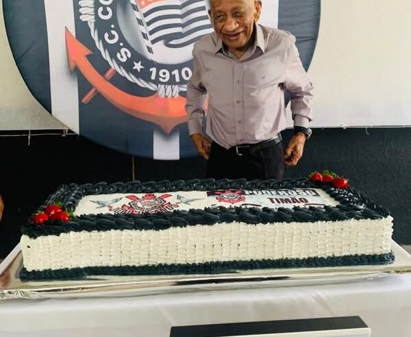 MORADOR DO JARDIM CALUX; SR. JOÃO COMEMORA 115 ANOS COM FESTA DO CORINTHIANS
