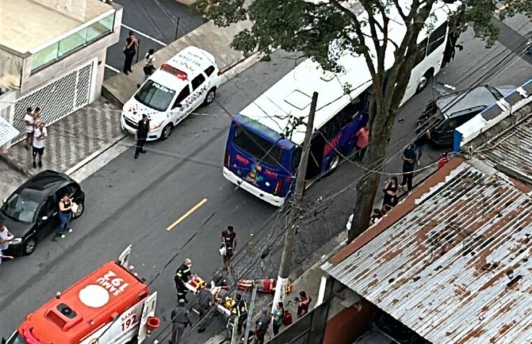 CARRO NA CONTRAMÃO CAUSA ACIDENTE E ÔNIBUS ATROPELA CASAL NO BAIRRO ASSUNÇÃO