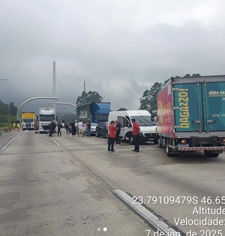 ENGAVETAMENTO ENVOLVENDO 10 VEÍCULOS NO RODOANEL TRECHO SUL DEIXA UMA VÍTIMA FATAL