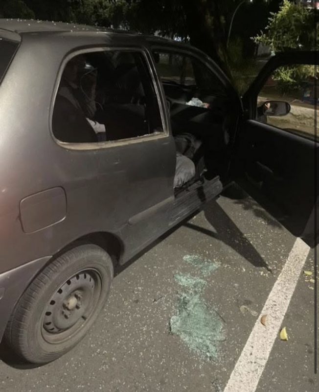 CARRO É ARROMBADO NA AVENIDA SENADOR VERGUEIRO; OBJETOS PESSOAIS SÃO FURTADOS