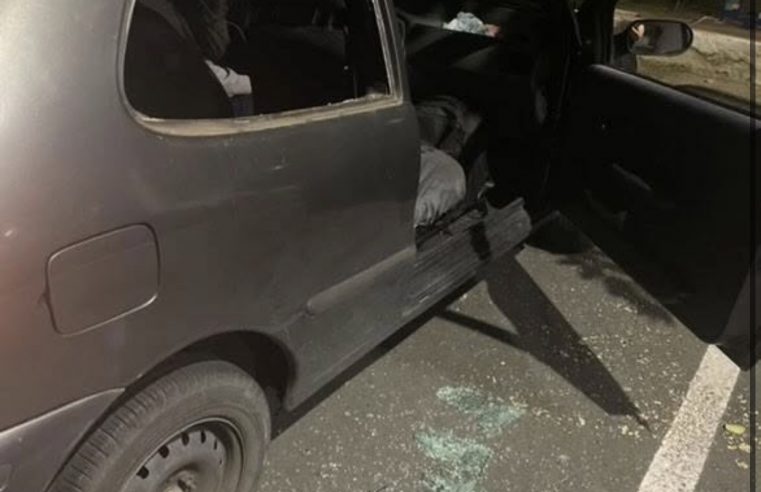 CARRO É ARROMBADO NA AVENIDA SENADOR VERGUEIRO; OBJETOS PESSOAIS SÃO FURTADOS
