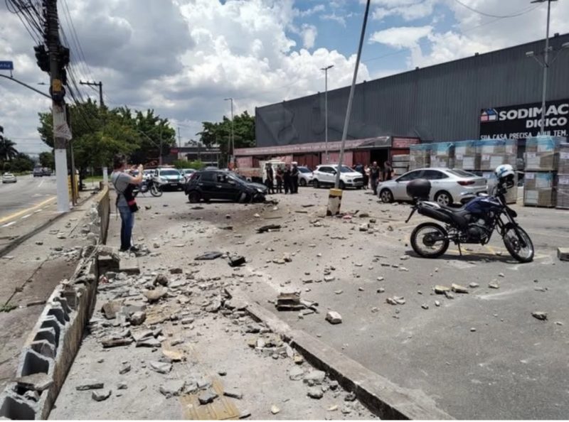 PAI E FILHO DE 10 ANOS SOFREM GRAVE ACIDENTE EM DIADEMA; MOTORISTA NÃO TEM CNH, DIZ POLÍCIA