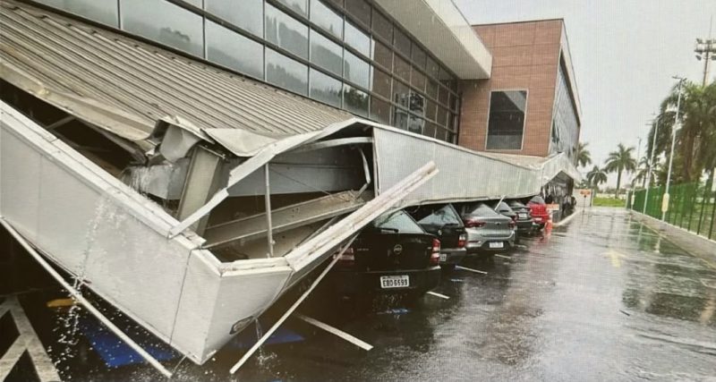 CHUVAS CAUSAM PROBLEMAS NO ABCD: MORADORES ENFRENTAM FALTA DE ENERGIA E TELHADO DE MERCADO CAI