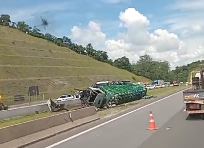 CAMINHÃO CARREGADO COM BOTIJÕES DE GÁS TOMBA NO RODOANEL