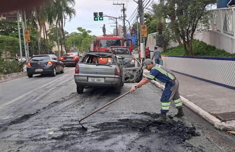 VEÍCULO PEGA FOGO NA JOÃO FIRMINO, EM FRENTE AO COLÉGIO ÁBACO