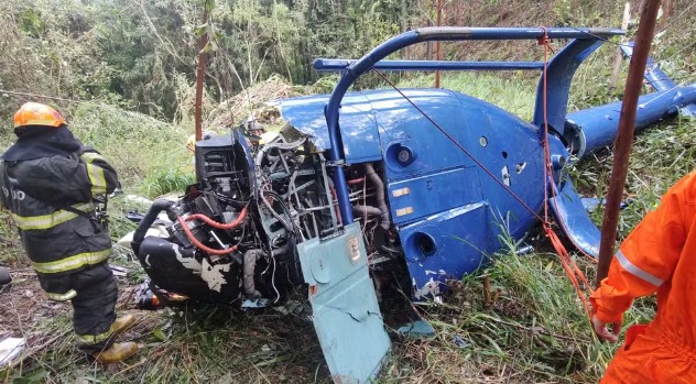 HELICÓPTERO CAI EM CAIEIRAS, PILOTO É RESGATADO CONSCIENTE
