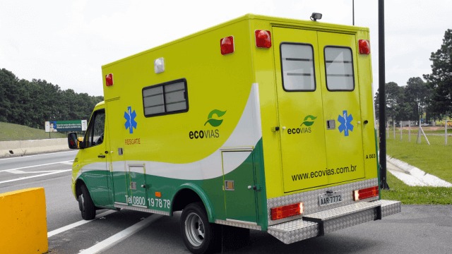 MULHER ATROPELA PEDESTRE E OUTROS CARROS PASSAM POR CIMA DA VÍTIMA NA IMIGRANTES