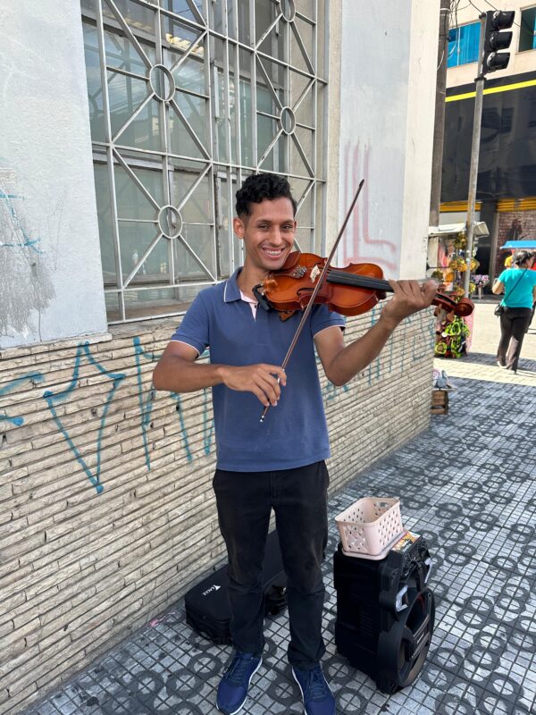 JOVEM TALENTO SURPREENDE TOCANDO VIOLINO NA MARECHAL EM SÃO BERNARDO