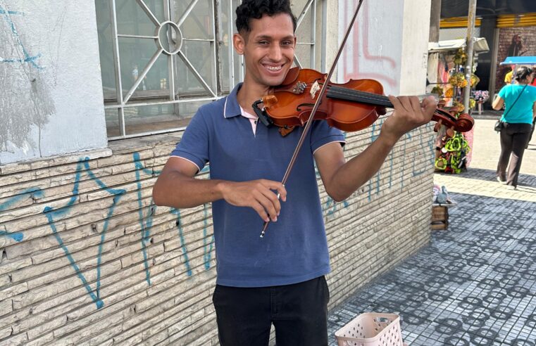 JOVEM TALENTO SURPREENDE TOCANDO VIOLINO NA MARECHAL EM SÃO BERNARDO