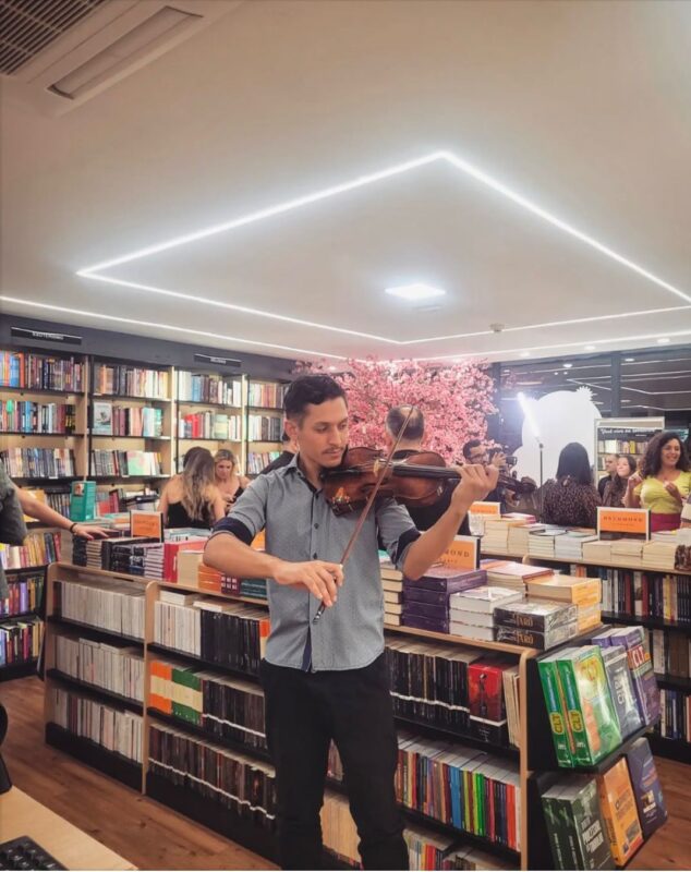 JOVEM TALENTO SURPREENDE TOCANDO VIOLINO NA MARECHAL EM SÃO BERNARDO