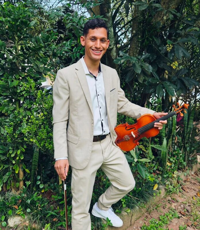 JOVEM TALENTO SURPREENDE TOCANDO VIOLINO NA MARECHAL EM SÃO BERNARDO