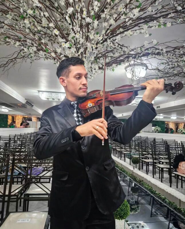 JOVEM TALENTO SURPREENDE TOCANDO VIOLINO NA MARECHAL EM SÃO BERNARDO