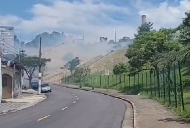 INCÊNDIO ATINGE VEGETAÇÃO NO PARQUE PALERMO