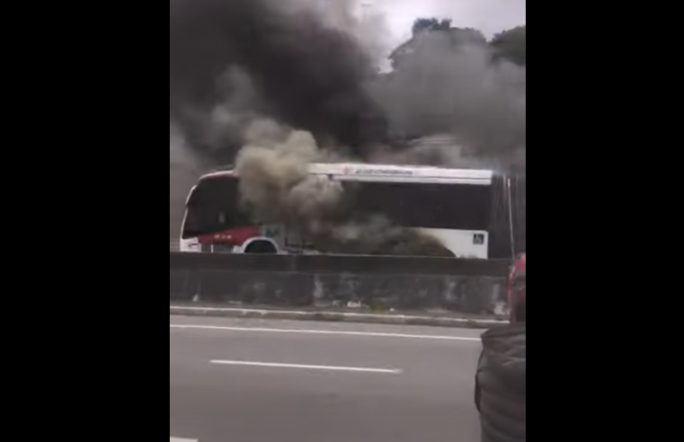 ÔNIBUS PEGA FOGO EM SANTO ANDRÉ; UMA PESSOA É LEVADA AO HOSPITAL