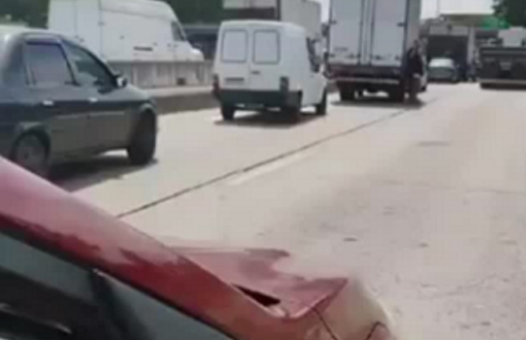 BRASIL: CONFRONTO INTERDITA VIAS IMPORTANTES NO RIO DE JANEIRO; HELICÓPTERO DA POLÍCIA É ATINGIDO E FAZ POUSO FORÇADO