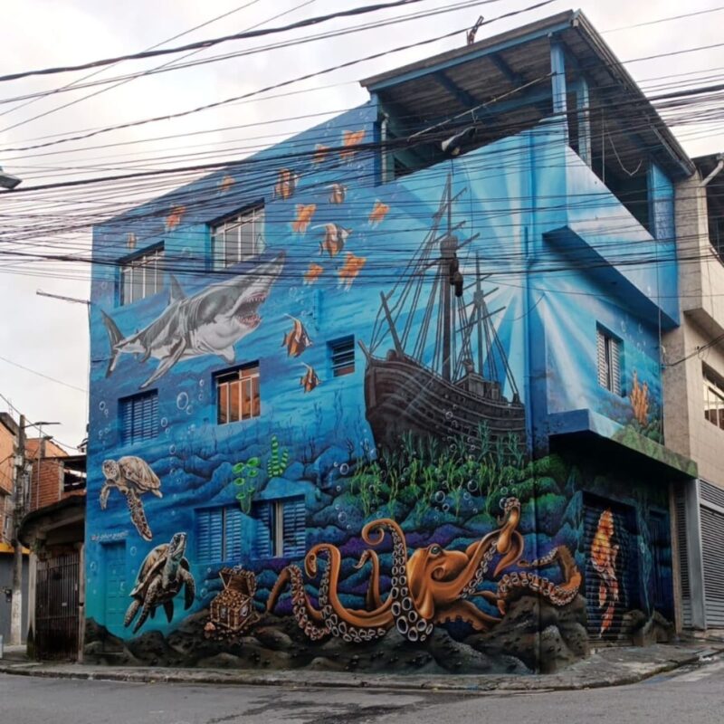MORADOR TRANSFORMA FACHADA DE CASA COM MURAL DO FUNDO DO MAR NO JARDIM CLÁUDIA
