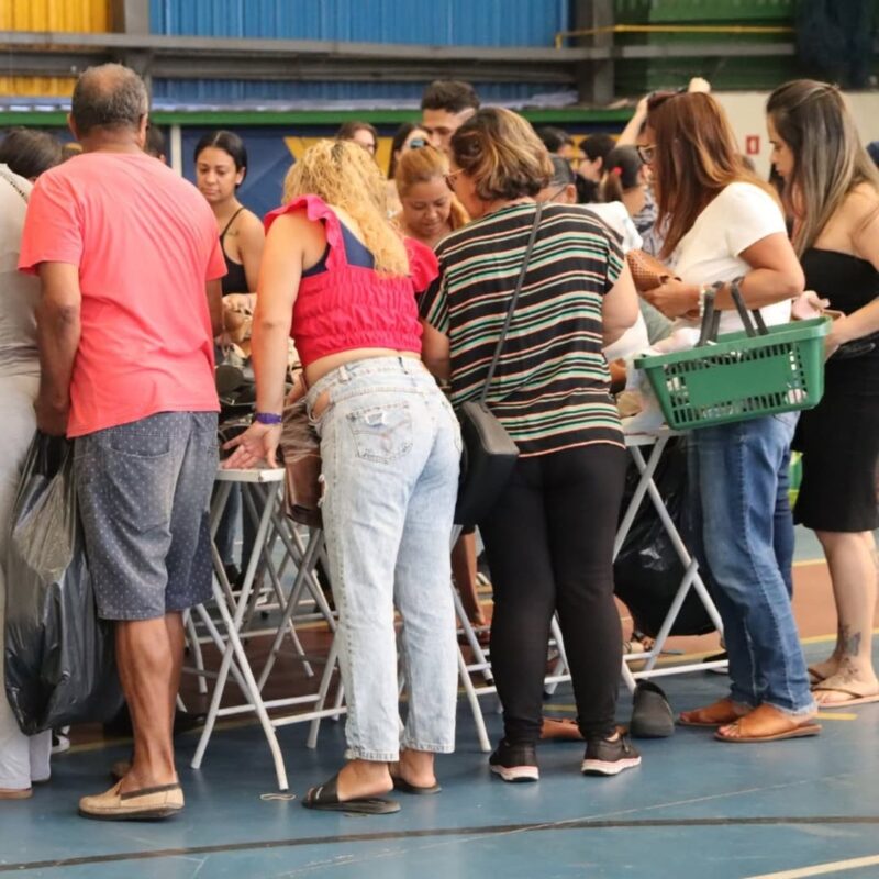 MEGA FEIRÃO DO BAZAR USADOS DO BEM TEM ROUPAS E CALÇADOS A R$ 6