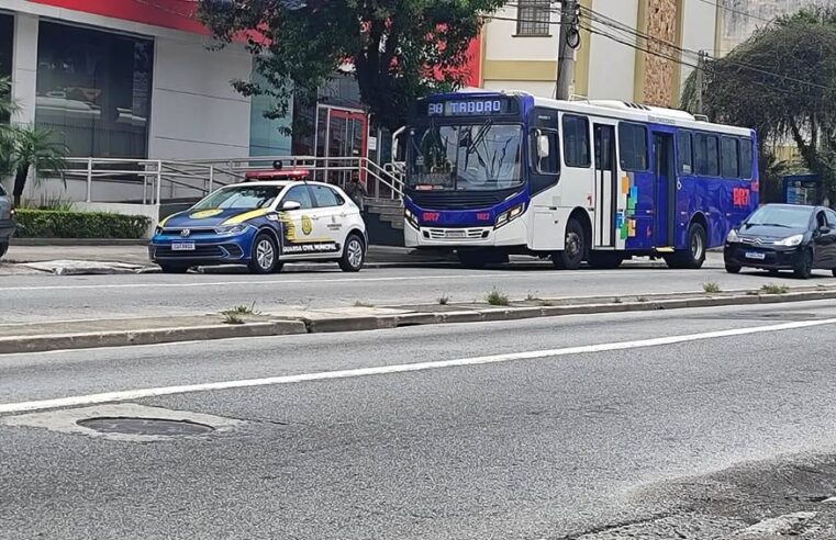 MULHER SOFRE FRATURA EXPOSTA APÓS SE DESEQUILIBRAR EM PONTO DE ÔNIBUS NA MARIA SERVIDEI DEMARCHI