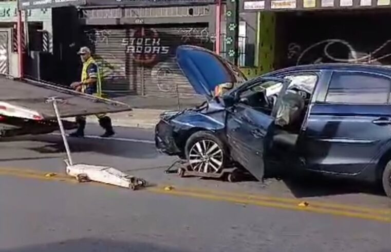 MOTORISTA DORME AO VOLANTE E BATE EM ÁRVORE NA AV. SENADOR VERGUEIRO