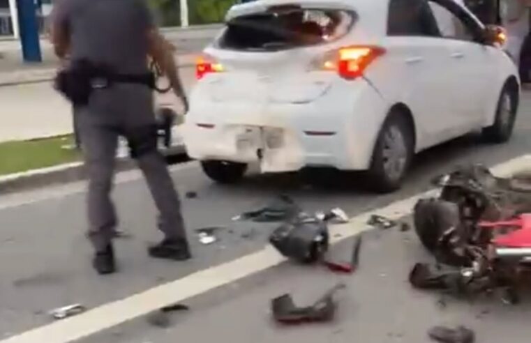 ACIDENTE ENTRE CARRO E MOTO DEIXA FERIDO NA ESTRADA DOS ALVARENGAS