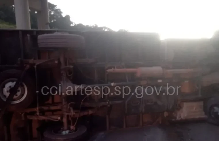 DOIS ACIDENTES NO MESMO KM DO RODOANEL CAUSAM CONGESTIONAMENTO NA MANHÃ DESTA SEGUNDA; UM CAMINHÃO TOMBA COM 1,5 TONELADA DE QUIABO