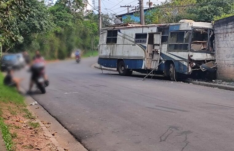 MICRO-ÔNIBUS PERDE CONTROLE E BATE EM MURO DE CAPELA EM SÃO BERNARDO