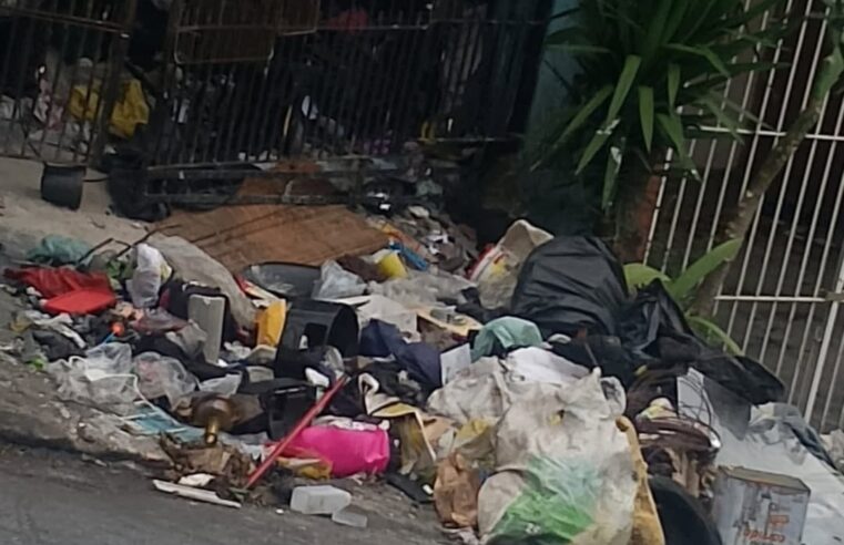 MORADOR JUNTA MONTANHA DE LIXO EM CASA NO BAETA NEVES, E VIZINHOS PEDEM AJUDA