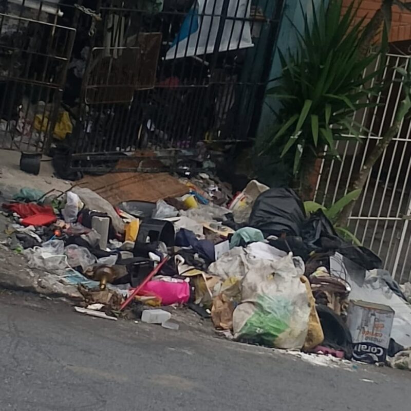 MORADOR JUNTA MONTANHA DE LIXO EM CASA NO BAETA NEVES, E VIZINHOS PEDEM AJUDA