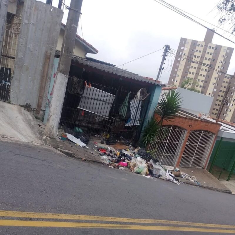 MORADOR JUNTA MONTANHA DE LIXO EM CASA NO BAETA NEVES, E VIZINHOS PEDEM AJUDA