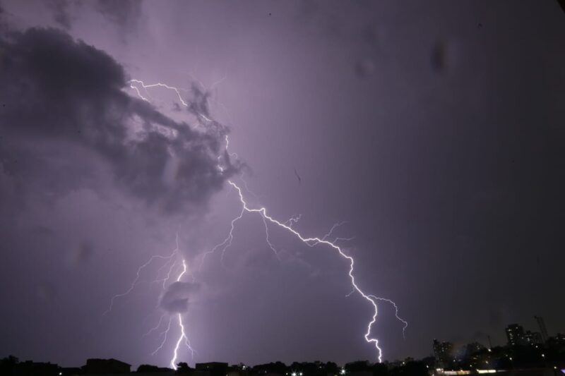 FOTÓGRAFO REGISTRA RAIOS EM SÃO BERNARDO DURANTE TEMPORAL