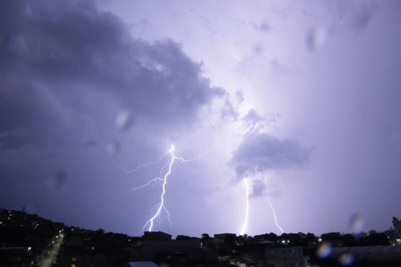 FOTÓGRAFO REGISTRA RAIOS EM SÃO BERNARDO DURANTE TEMPORAL