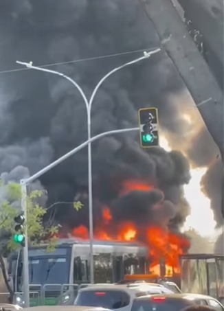 AVIÃO DE PEQUENO PORTE CAI SOBRE VEÍCULOS NA CAPITAL E DEIXA VÍTIMAS