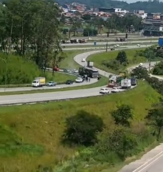 ENGAVETAMENTO NA RODOVIA DOS IMIGRANTES DEIXA UMA PESSOA FERIDA