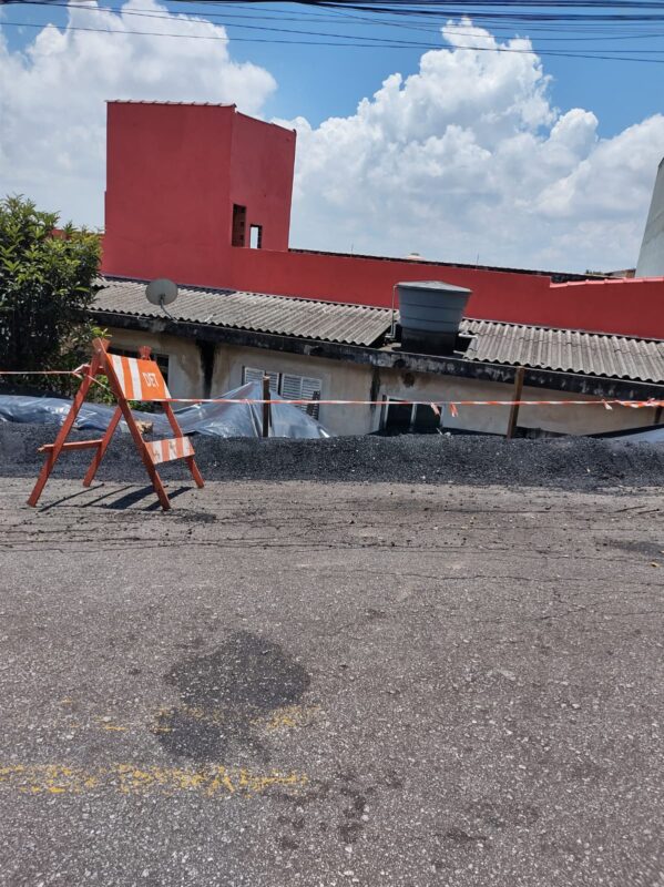 QUEDA DE MURO NO CÓRREGO TAIÓCA AGRAVA VAZAMENTO E DEIXA MORADORES DO JARDIM LAS VEGAS SEM ÁGUA