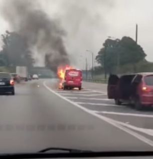 FURGÃO PEGA FOGO NO KM 26 DA ANCHIETA, SENTIDO SÃO PAULO
