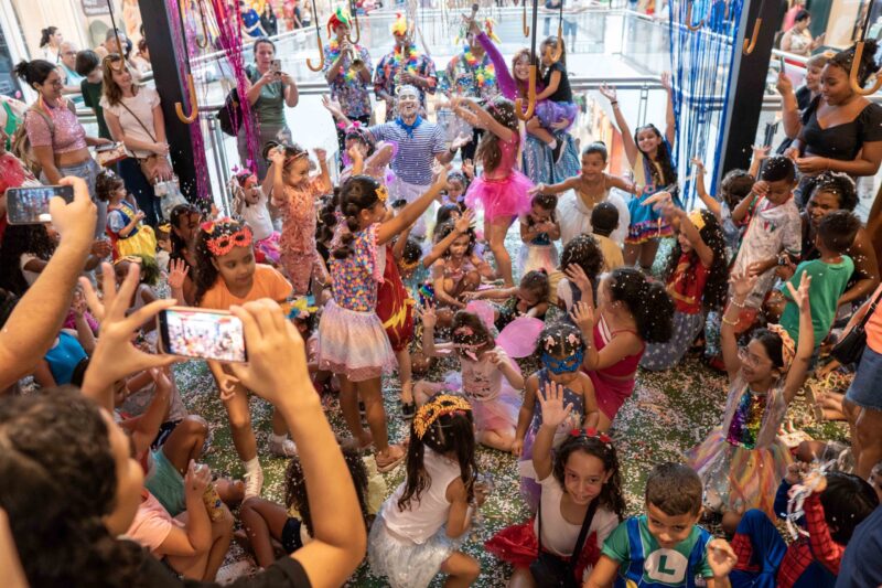 BAILINHO DE CARNAVAL GRATUITO NO SÃO BERNARDO PLAZA GARANTE A DIVERSÃO DA CRIANÇADA: MÚSICA AO VIVO, BRINCADEIRAS TEMÁTICAS E MAQUIAGENS CARNAVALESCAS
