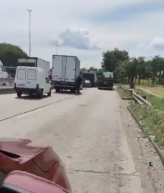 CONFRONTO INTERDITA VIAS IMPORTANTES NO RIO DE JANEIRO; HELICÓPTERO DA POLÍCIA É ATINGIDO E FAZ POUSO FORÇADO