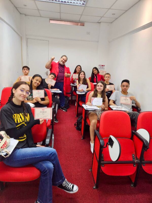 ESTUDANTES PAGAM MEIA EM CURSOS DE INGLÊS E ESPANHOL EM ESCOLA DE IDIOMAS NO ABC