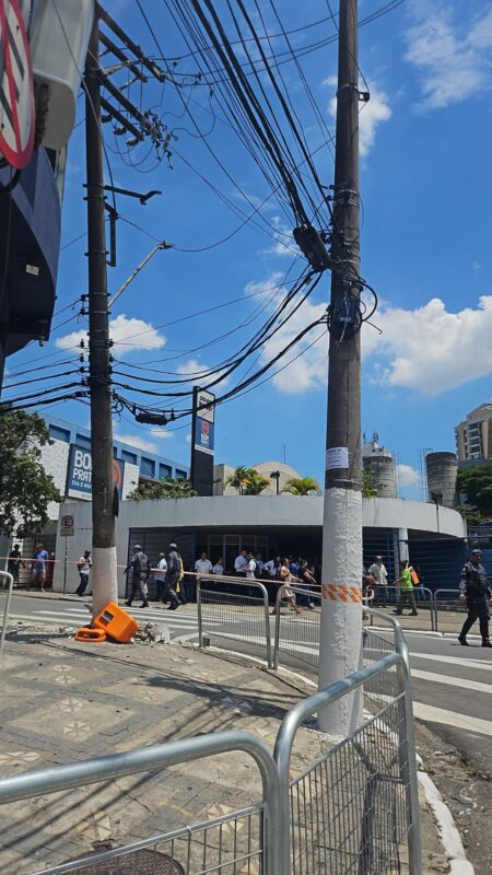 VIATURA DA PM ATINGE POSTE E CAUSA APAGÃO NO CENTRO DE SÃO BERNARDO