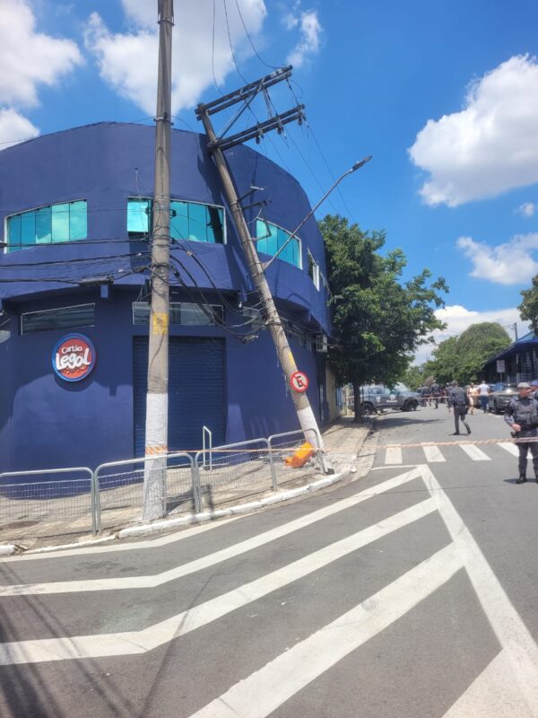 VIATURA DA PM ATINGE POSTE E CAUSA APAGÃO NO CENTRO DE SÃO BERNARDO
