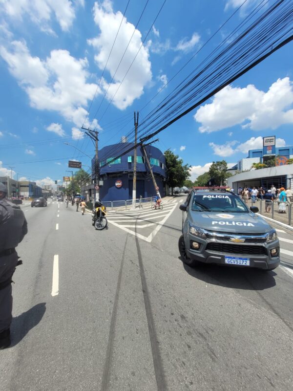 VIATURA DA PM ATINGE POSTE E CAUSA APAGÃO NO CENTRO DE SÃO BERNARDO